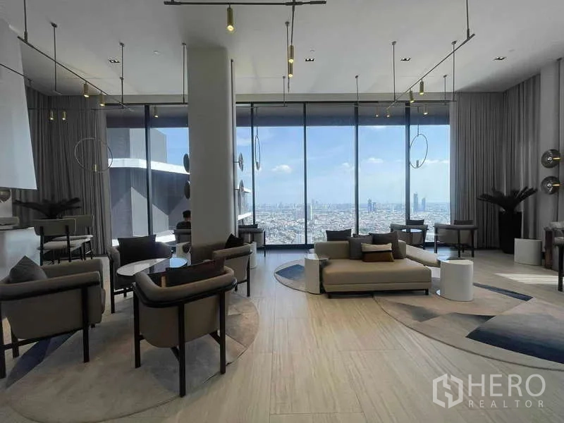 คอนโด ให้เช่า - สกายเลานจ์พร้อมโซฟาและผนังกระจกพาโนรามามองเห็นสกายไลน์กรุงเทพฯ