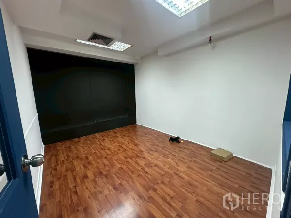 สำนักงาน ให้เช่าในKhlong Toei, Bangkok - ห้องทำงานพื้นไม้ ผนังสีดำ เหมาะเป็นสตูดิโอ