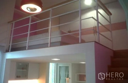 คอนโด ให้เช่าหรือขายในWatthana, Bangkok - ชั้นลอยพร้อมราวสีขาว บันได และโคมไฟเหนือตู้บิวท์อิน