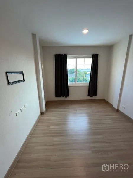 带办公室的家 出租或出售 - 小卧室带窗与遮光窗帘，木地板。