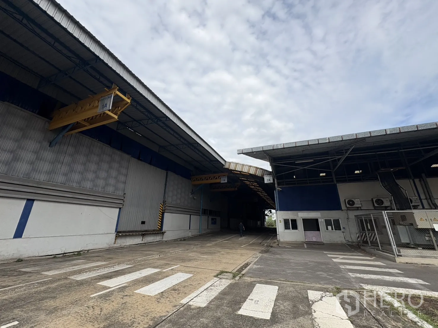 工厂 出租在Phra Pradaeng, Samut Prakan - 带顶装卸通廊，连接园区内多座生产建筑。