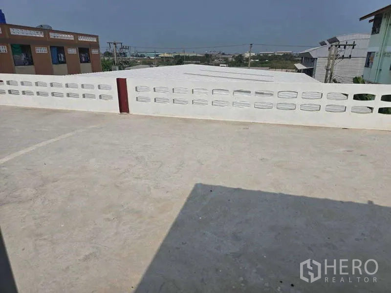 คลังสินค้า ให้เช่าในMueang Samut Sakhon, Samut Sakhon - ดาดฟ้ามองเห็นอาคารข้างเคียงและแนวสายไฟ