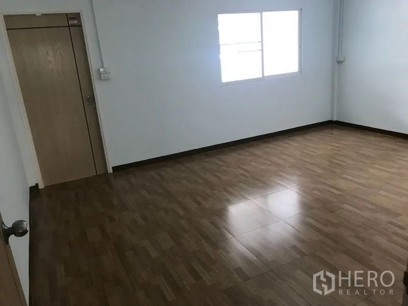 สำนักงานที่บ้าน ให้เช่าในPhra Khanong, Bangkok - ห้องชั้นบนมีหน้าต่างและประตูไม้ ปูพื้นกระเบื้องลายไม้