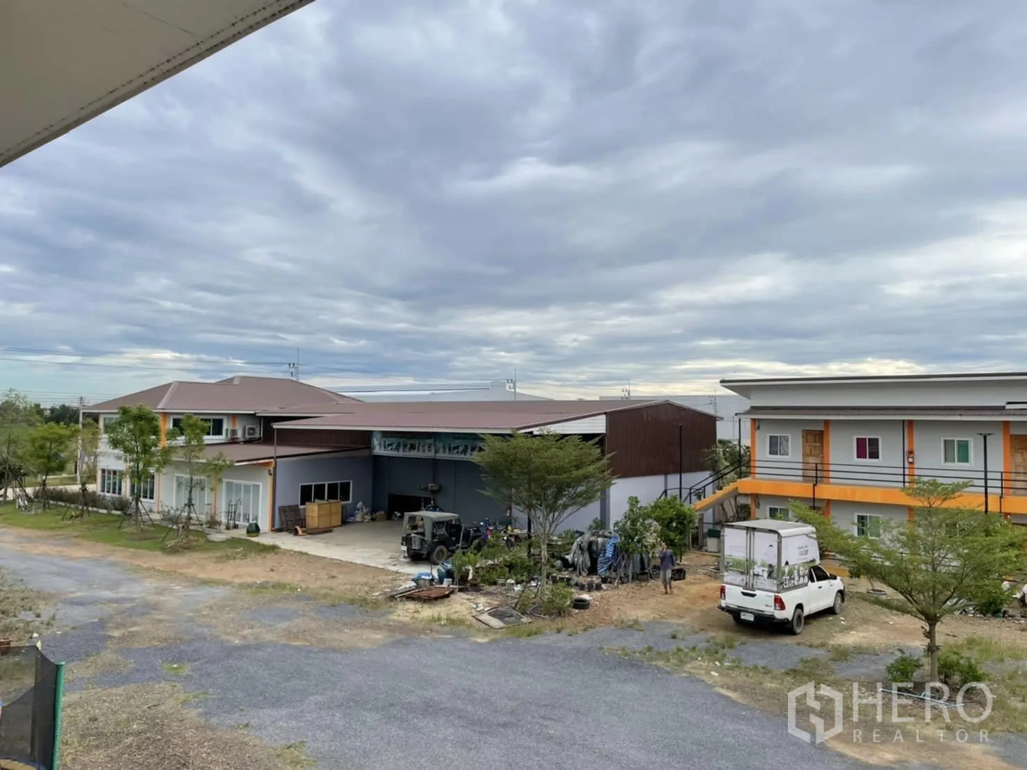 คลังสินค้า ให้เช่าหรือขายในPathum Thani - ทัศนียภาพรวมคอมเพล็กซ์โกดัง พร้อมสำนักงานและหอพัก