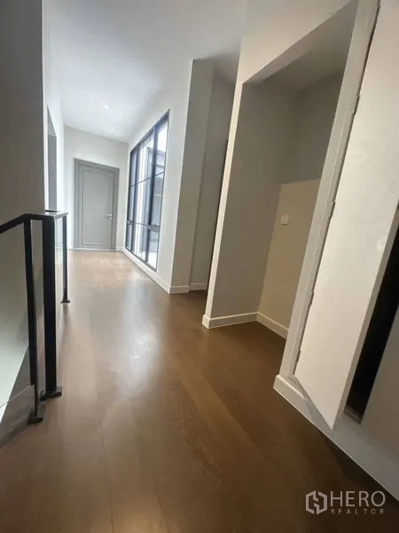 Detached House for rent - Upper hallway with floor-to-ceiling windows overlooking the courtyard.