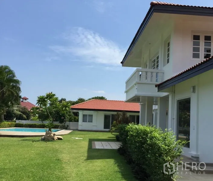 独立式住宅 出租在Bang Phli, Samut Prakan - 宽阔草坪，主楼带阳台，私人泳池与客用亭。