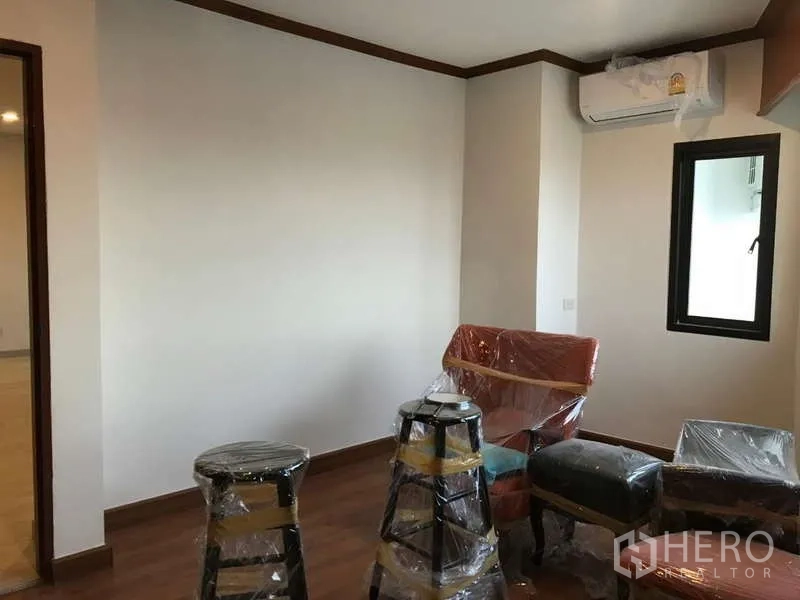 คอนโด ขายในWatthana, Bangkok - ห้องอเนกประสงค์ขนาดกะทัดรัด มีหน้าต่าง แอร์ และเก้าอี้ห่อพลาสติก