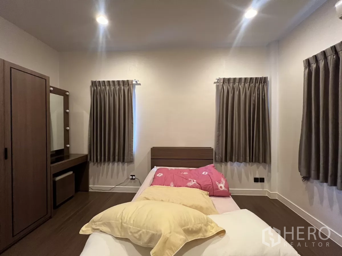 บ้าน ให้เช่าในBang Kapi, Bangkok - ห้องนอนรองพร้อมโต๊ะแต่งตัว และหน้าต่างสองด้าน