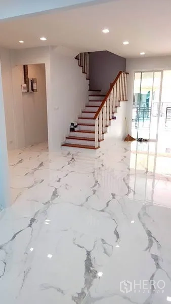 ทาวน์เฮาส์ ให้เช่าในYan Nawa, Bangkok - ห้องนั่งเล่นกว้างขวาง พื้นเงางามและบันไดไม้