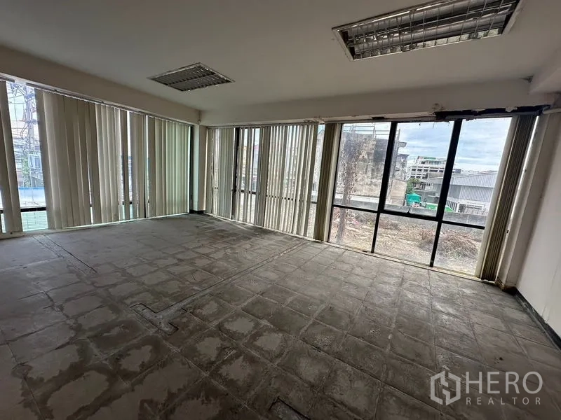 Warehouse for rent in Suan Luang, Bangkok - Corner room with raised flooring panels and panoramic windows with vertical blinds.