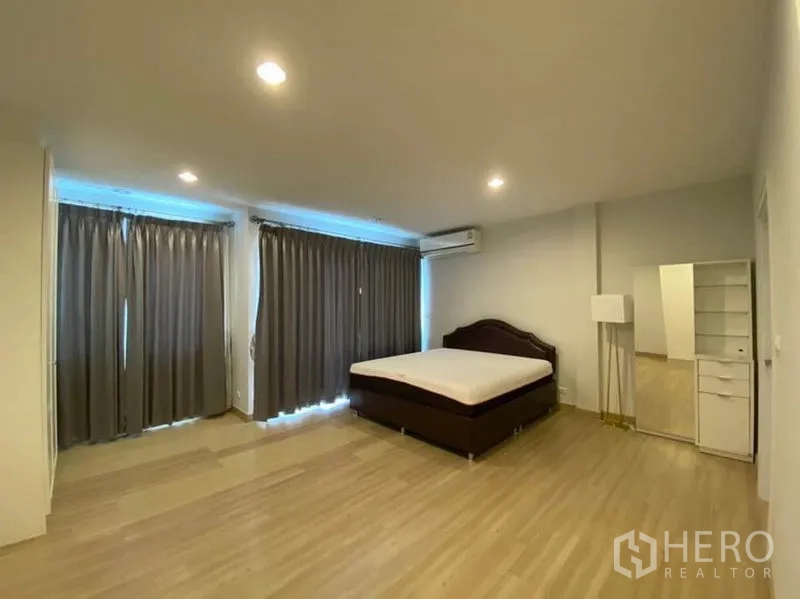 ทาวน์เฮาส์ ให้เช่าในBang Na, Bangkok - ห้องนอนรองพื้นลามิเนต หน้าต่างบานใหญ่พร้อมผ้าม่าน และเครื่องปรับอากาศ