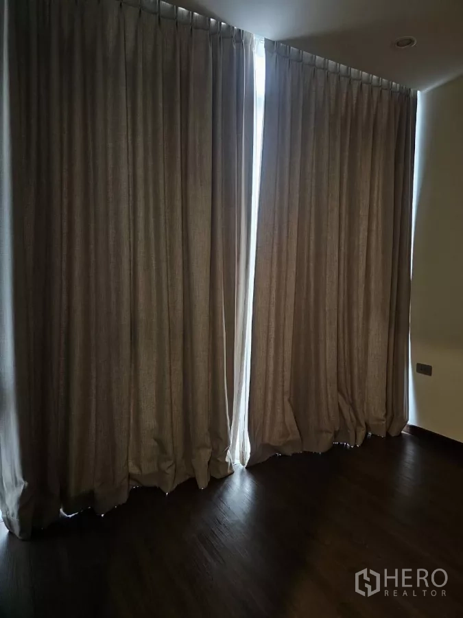 คอนโด ให้เช่าในWatthana, Bangkok - ห้องนอนปิดผ้าม่านทึบกับหน้าต่างเต็มความสูงและพื้นไม้