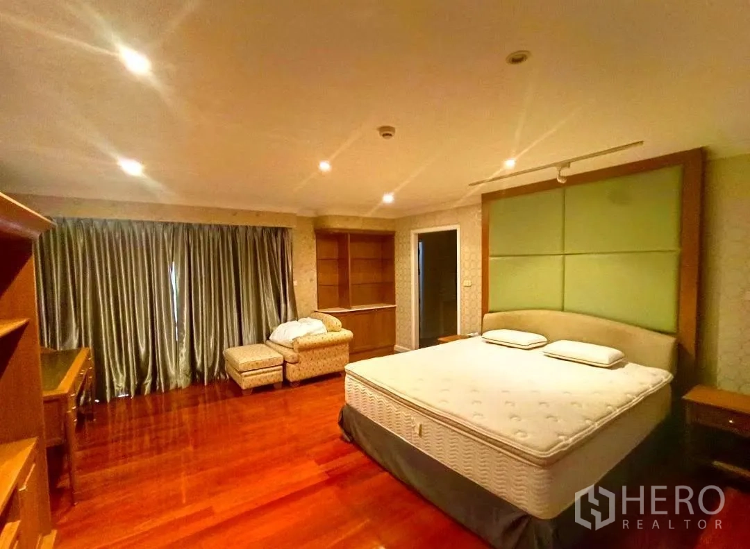 คอนโด ให้เช่าในWatthana, Bangkok - ห้องนอนมาสเตอร์หัวเตียงบุผ้า มุมนั่งพักผ่อน ผ้าม่านทึบ และแสงไฟอบอุ่น