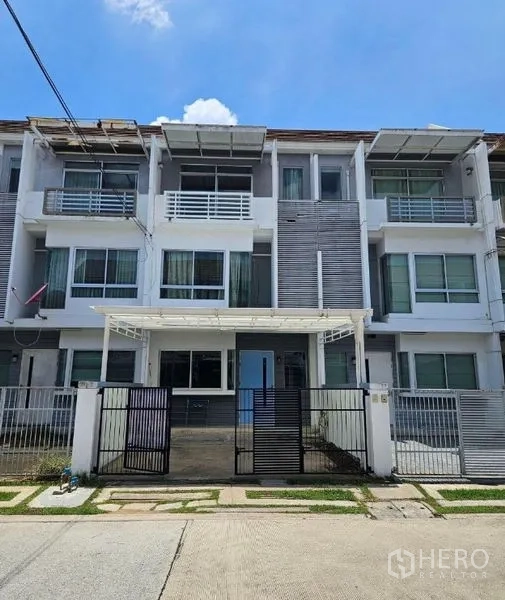 สำนักงานที่บ้าน ให้เช่าหรือขายในSuan Luang, Bangkok - ด้านหน้าโฮมออฟฟิศสมัยใหม่ 3 ชั้น มีกำแพงรั้วและที่จอดรถ