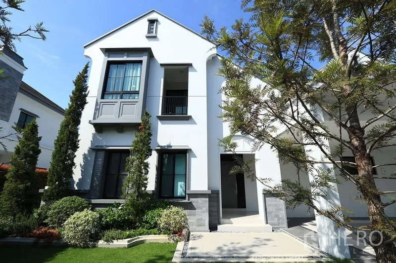 บ้าน ให้เช่าในSaphan Sung, Bangkok - ด้านหน้าบ้านสองชั้นพร้อมหน้าต่างยื่น ระเบียงเล็ก และพรรณไม้ตัดแต่ง