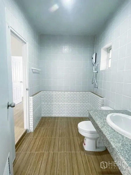 บ้าน ให้เช่าในLam Luk Ka, Pathum Thani - ห้องน้ำสะอาด ผนังปูกระเบื้อง เคาน์เตอร์หินแกรนิต และเครื่องทำน้ำอุ่นอาบน้ำ