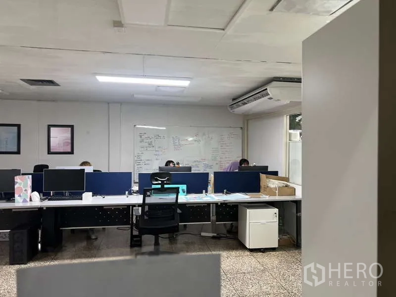 พื้นที่ขายปลีก ให้เช่าในKhlong Toei, Bangkok - พื้นที่ทำงานสมัยใหม่ โต๊ะยาว คอมพิวเตอร์ และไวท์บอร์ด