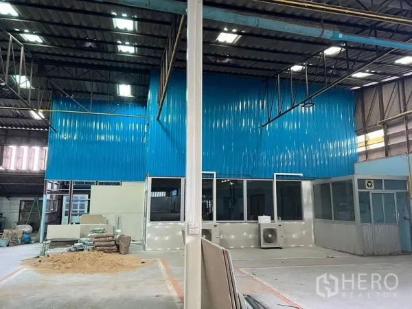 คลังสินค้า ให้เช่าในSamut Prakan - ภายในโกดังเพดานสูง ผนังเมทัลชีทสีน้ำเงินและออฟฟิศกระจก พร้อมเครื่องปรับอากาศ