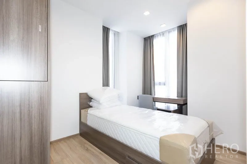 คอนโด ให้เช่าในPhaya Thai, Bangkok - ห้องนอนเล็ก เตียงเดี่ยว ตู้เสื้อผ้าบิลท์อิน โต๊ะทำงานติดหน้าต่าง และพื้นลามิเนต