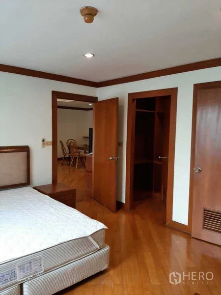 อพาร์ทเมนท์ ให้เช่าในWatthana, Bangkok - ห้องนอนพร้อมเตียง ทางเข้าตู้เสื้อผ้าแบบวอล์กอินและประตูไม้