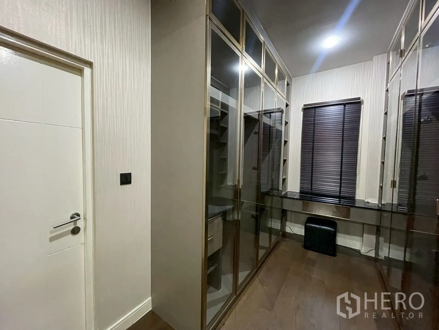 Detached House for rent in Bang Kapi, Bangkok - Another angle of the walk-in closet with a window and stool.