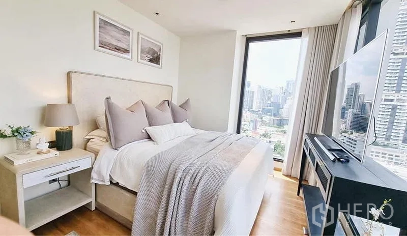 คอนโด ขาย - อีกมุมของห้องนอนพร้อมหน้าต่างบานใหญ่และวิวสกายไลน์