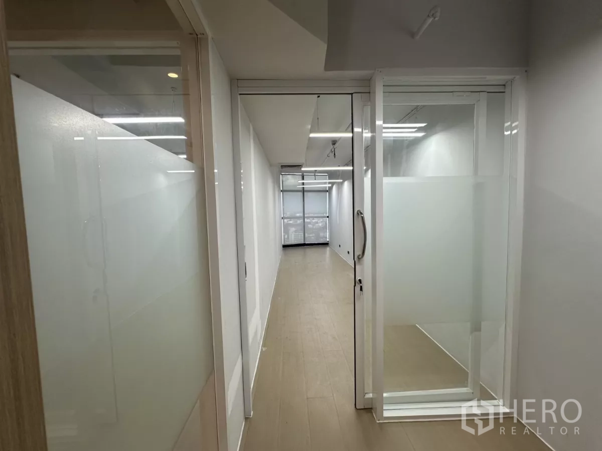 สำนักงาน ให้เช่าในWatthana, Bangkok - ทางเดินกระจกแคบ ประตูบานเลื่อนและแผ่นกระจกฝ้า