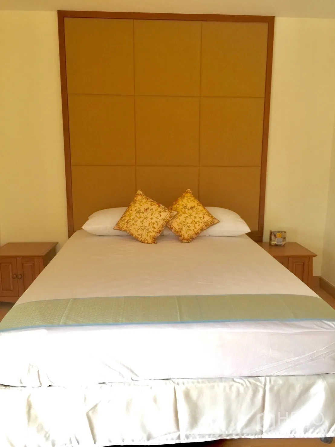 คอนโด ให้เช่าในKhlong Toei, Bangkok - ห้องนอนอีกห้องพร้อมหัวเตียงบุผ้า โต๊ะข้างเตียง และโทนอบอุ่น