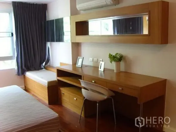 คอนโด ให้เช่าในWatthana, Bangkok - มุมทำงานในห้องนอน โต๊ะยาวไม้พร้อมตู้เก็บของเหนือศีรษะ