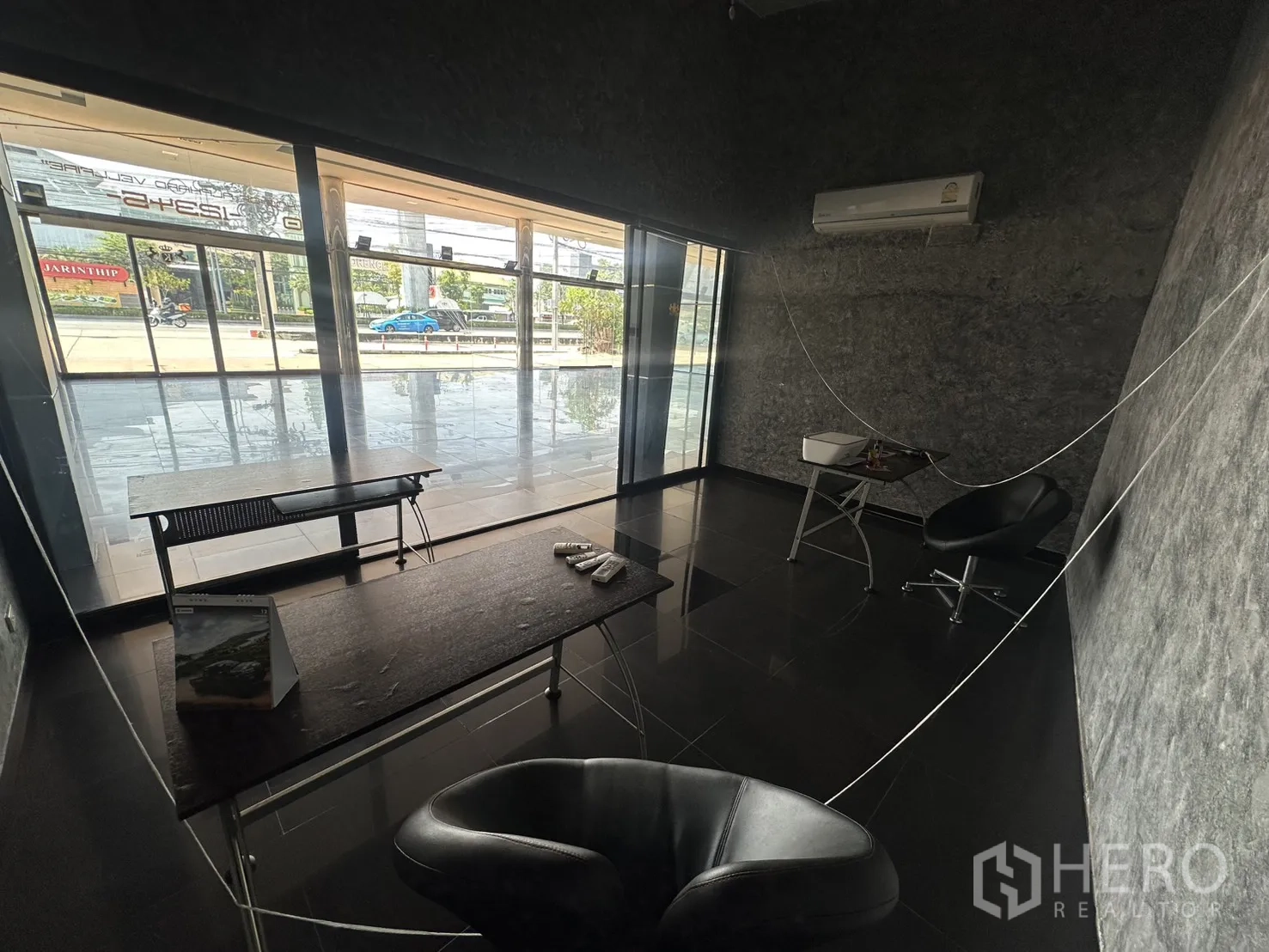 展厅 for rent in Suan Luang, Bangkok - 转角玻璃办公室，可眺望前广场与街景。