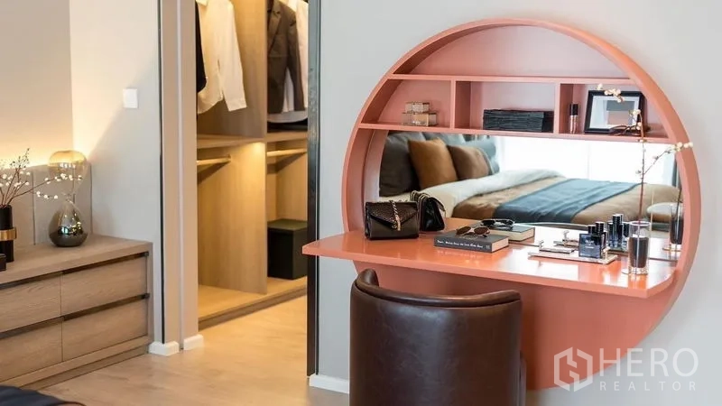 Detached House for rent in Prawet, Bangkok - Curved vanity station in the bedroom beside the walk-in closet entrance.