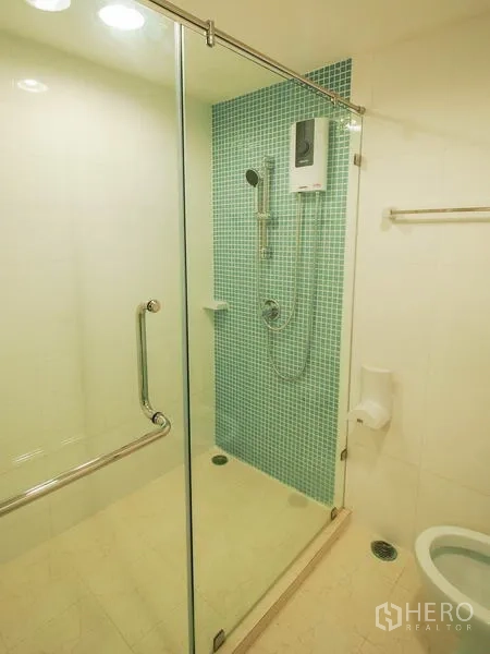 คอนโด ให้เช่าในKhlong San, Bangkok - ตู้샤워กระจก ผนังกระเบื้องโมเสก พร้อมชุดฝักบัว