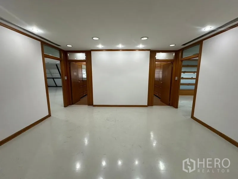 สำนักงาน ให้เช่าในPhaya Thai, Bangkok - โถงต้อนรับพร้อมผนังสีขาวตรงกลางและวงกบไม้รอบประตู