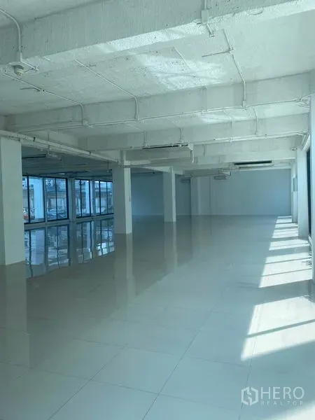 สำนักงาน ให้เช่าในKhlong Toei, Bangkok - สำนักงานเปิดโล่ง แถวหน้าต่างรับแสง เพดานเดินท่อ พื้นเงา