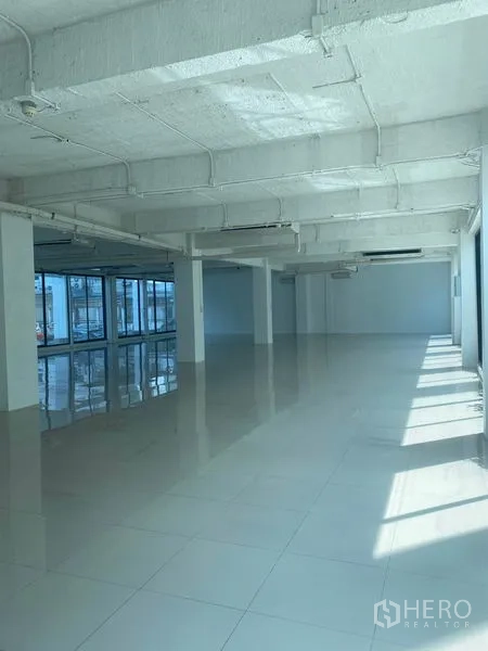 สำนักงาน ให้เช่าในKhlong Toei, Bangkok - สำนักงานเปิดโล่ง แถวหน้าต่างรับแสง เพดานเดินท่อ พื้นเงา