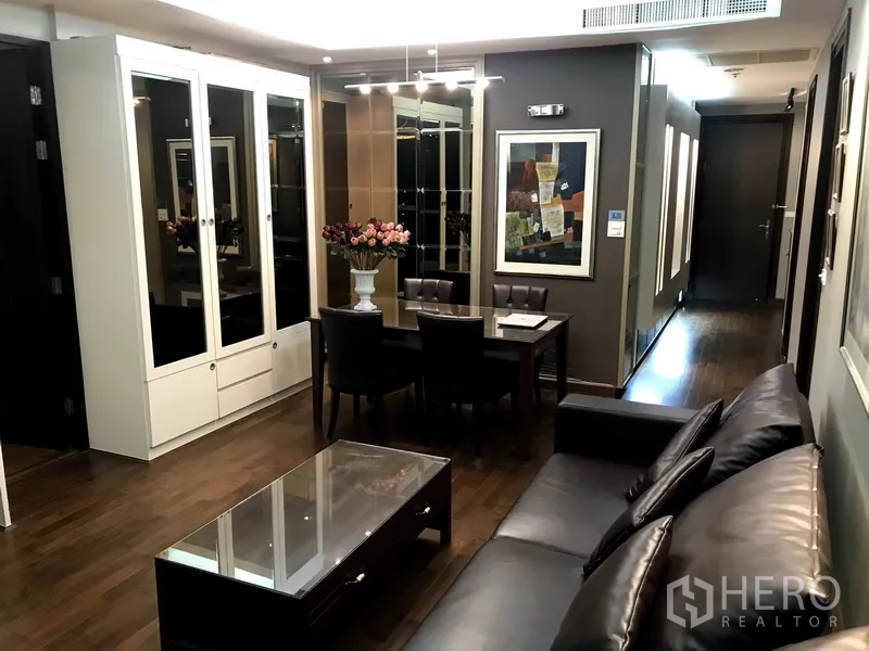 คอนโด ให้เช่าหรือขายในPathum Wan, Bangkok - ห้องนั่งเล่น-ทานอาหาร โซฟาหนังสีเข้ม ไฟฝ้า และตู้เก็บของบิลต์อิน