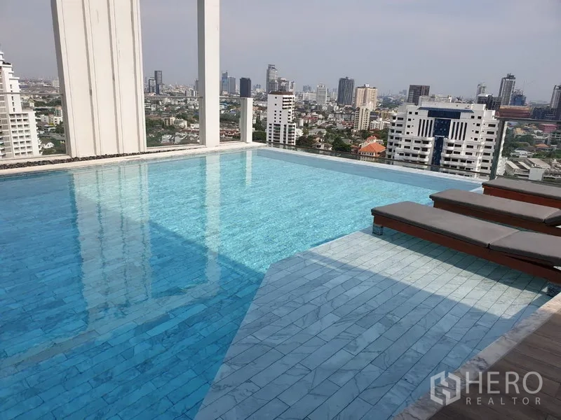 คอนโด ให้เช่าในWatthana, Bangkok - สระว่ายน้ำอินฟินิตี้บนดาดฟ้าพร้อมเตียงอาบแดดและวิวสกายไลน์กรุงเทพฯ แบบพาโนรามา