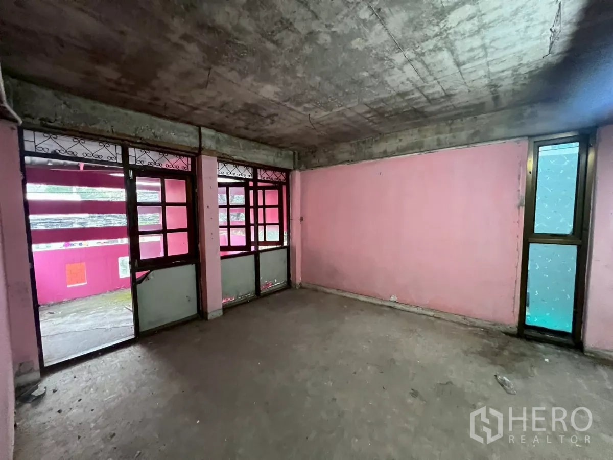 店屋 出租在Watthana, Bangkok - 粉色大房，三扇门窗组合，侧面磨砂窗。