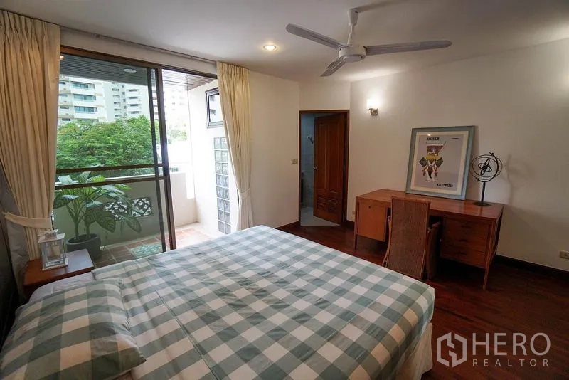 อพาร์ทเมนท์ ให้เช่าในWatthana, Bangkok - ห้องนอนพร้อมโต๊ะทำงาน ทางออกสู่ระเบียง พัดลมเพดาน และทางเข้าห้องน้ำในตัว