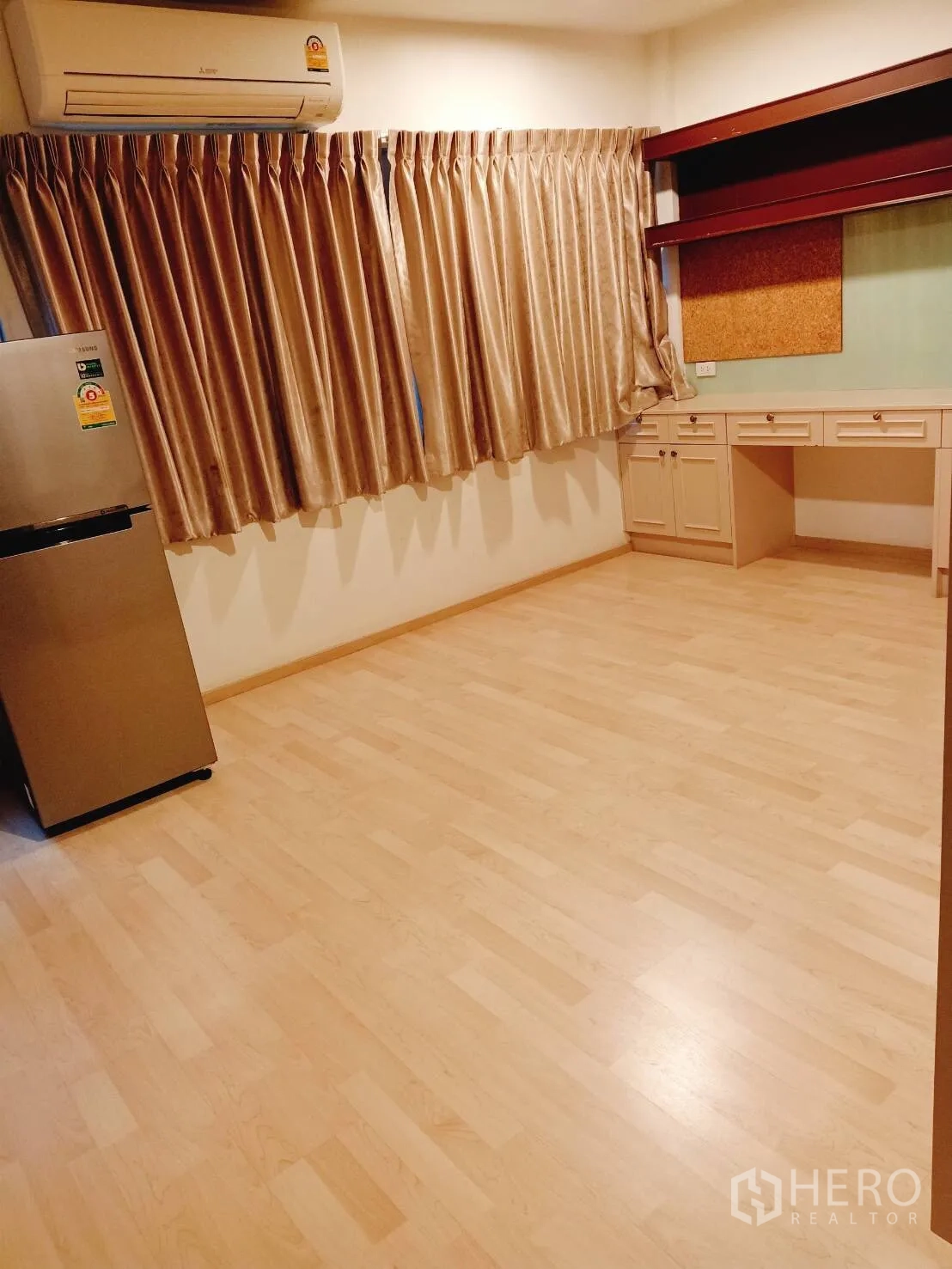 ทาวน์เฮาส์ ให้เช่าในSuan Luang, Bangkok - ห้องนอนหรือห้องทำงาน พื้นไม้ลามิเนต โต๊ะทำงานบิวท์อิน และผ้าม่านเต็มบาน