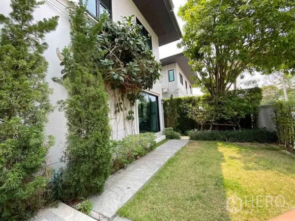 บ้าน ขายในPrawet, Bangkok - สวนข้างบ้านมีสนามหญ้า ต้นไม้ใหญ่ และหน้าต่างบานใหญ่ของตัวบ้าน