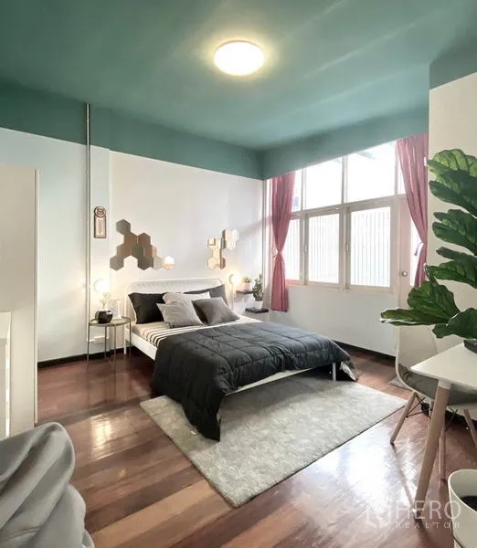 ทาวน์เฮาส์ ให้เช่าในKhlong Toei, Bangkok - ห้องนอนที่สองเพดานสีเขียวอมฟ้า หน้าต่างกว้าง พรม และของตกแต่งผนัง