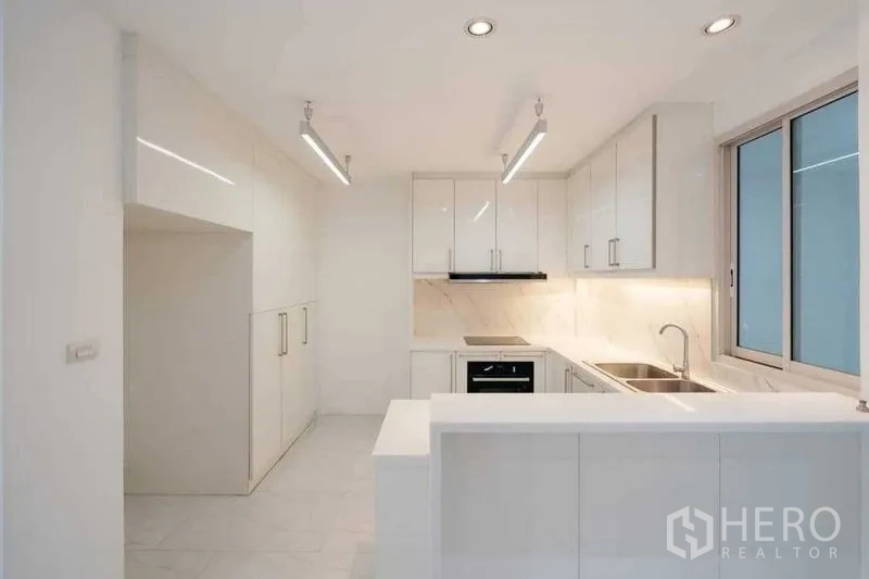 บ้าน ขายในWatthana, Bangkok - ครัวสีขาวบิลท์อิน เตาไฟฟ้า เตาอบ และอ่างล้างจานคู่