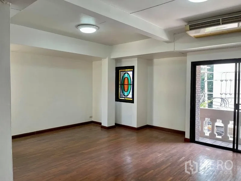 สำนักงานที่บ้าน ให้เช่าในKhlong Toei, Bangkok - พื้นที่ทำงานสว่าง พื้นไม้ หน้าต่างกระจกสี และประตูกระจกสไลด์ออกระเบียง