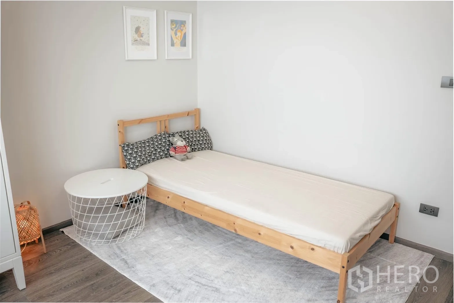 独立式住宅 出租或出售在Bang Phli, Samut Prakan - 第三卧室，单人木床与浅色地毯。