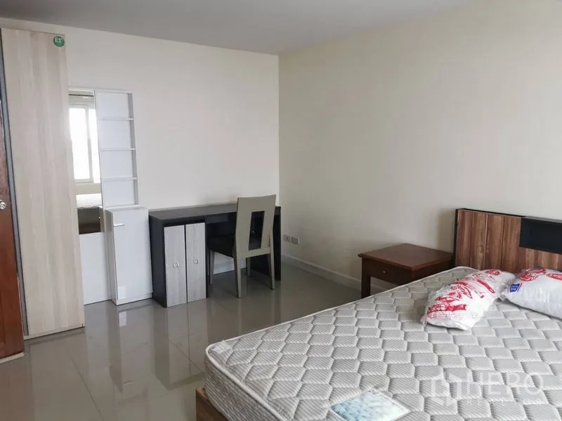 สำนักงานที่บ้าน ให้เช่าในChatuchak, Bangkok - ห้องนอนอีกห้องพร้อมเตียง ตู้เสื้อผ้า โต๊ะทำงาน และพื้นกระเบื้องเงา