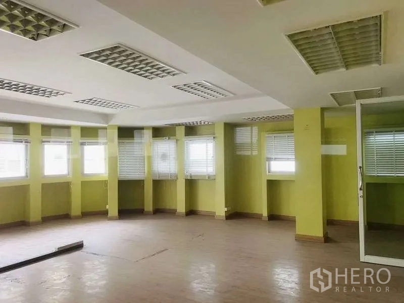 สำนักงานที่บ้าน ขายในHuai Khwang, Bangkok - พื้นที่มุมห้องมีหน้าต่างหลายบาน รับแสงธรรมชาติ เพดานหลุม