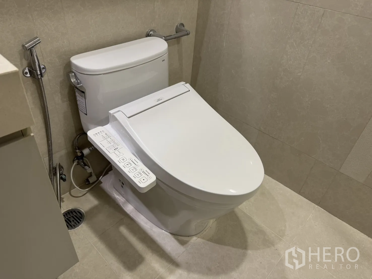 คอนโด ให้เช่าในWatthana, Bangkok - ห้องน้ำสมัยใหม่พร้อมโถสุขภัณฑ์ระบบอัตโนมัติและสายฉีด