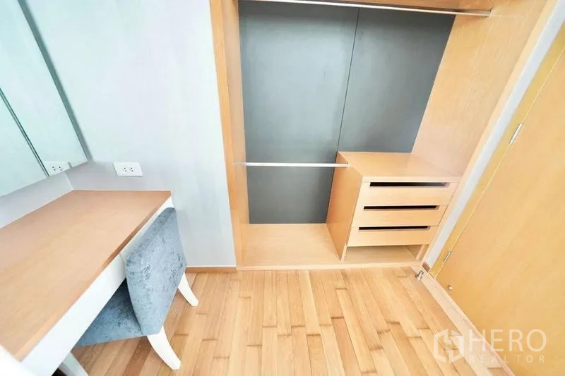 公寓 出租或出售在Watthana, Bangkok - 一居室内置衣柜，带抽屉与梳妆台。