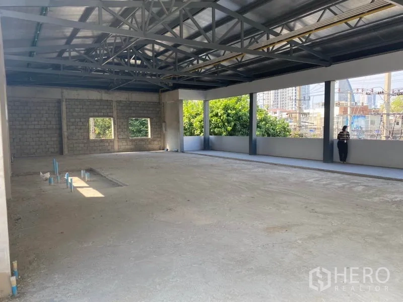 零售空间 出租在Khlong Toei, Bangkok - 宽阔零售空间，大开口面向绿树与远处曼谷天际线